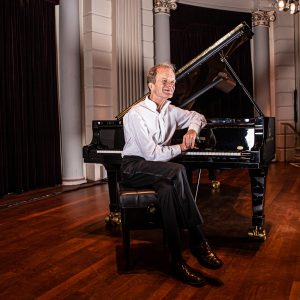 Bert van den Brink op orgel en piano